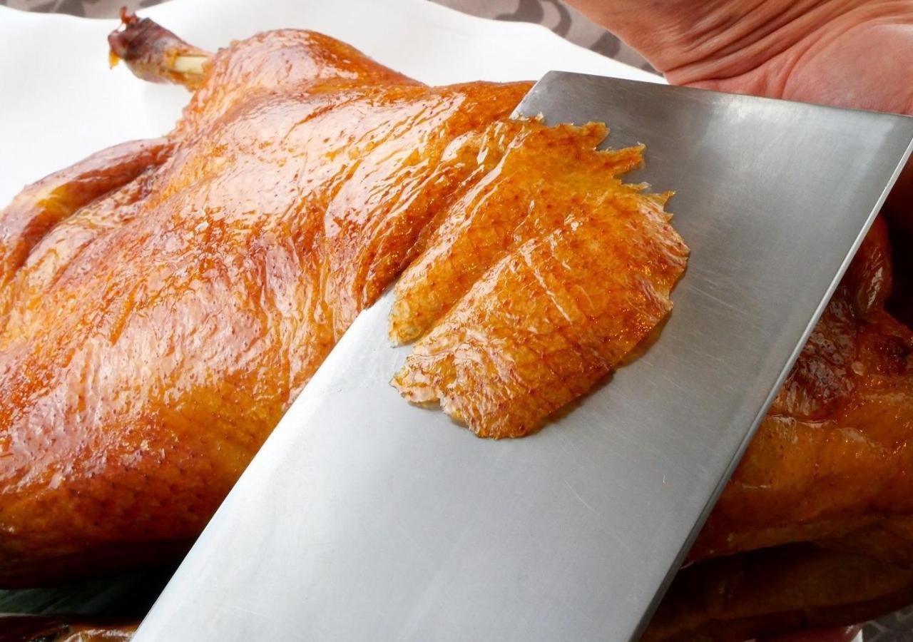 Hotel Emisia Sapporo Exteriör bild Slicing a roast duck